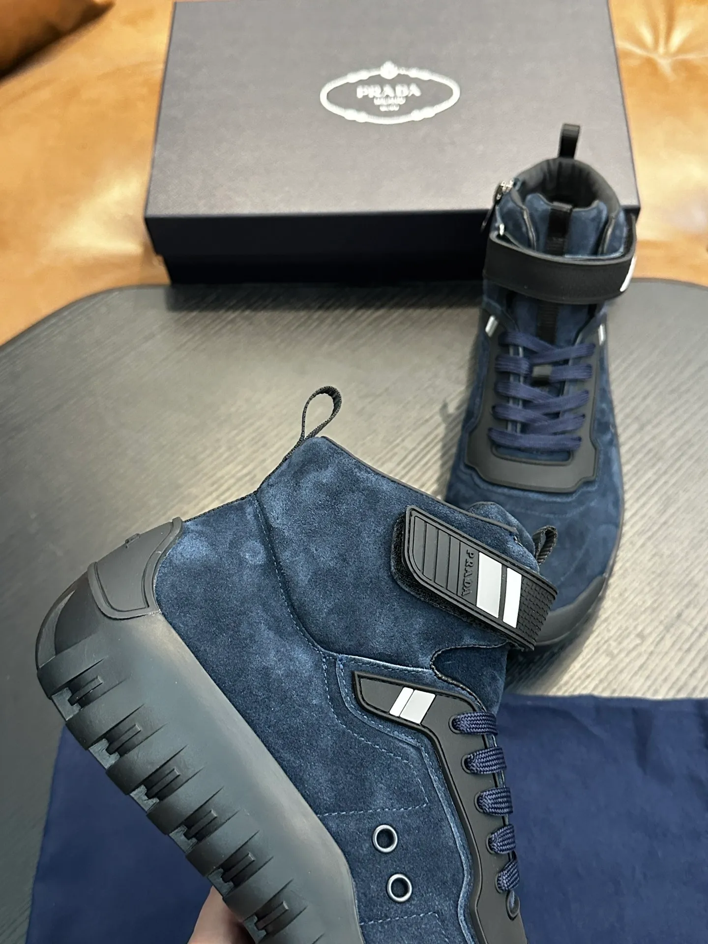 [ PRADA ] Top P: 880💰 ▪️Size: 39-44 (customized at 38.45) Prad*Prada (Mauri order can be made) new men's nylon fabric sneakers This casual sneaker combines elegant and innovative design. It is made of nylon stretch fabric and has a slip-on design. The upper strap is equipped with an adjustable metal buckle, and the letters "PRADA" are eye-catching on the side of the shoe. Comes with full original packaging!